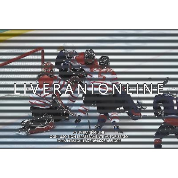(100225) -- VANCOUVER, Feb. 25, 2010 () -- Canada\'s goalie Shannon Szabados (L) plays defence during the women\'s Gold Medal Hockey game against the United States at the 2010 Winter Olympic Games in Vancouver, Canada, Feb. 25, 2010. Canada\'s team claimed the title of the event after winning the match 2-0. (/Wu Wei) /Agenzia Aldo Liverani Sas - ITALY ONLY - CANADA: 21mi GIOCHI OLIMPICI INVERNALI OLIMPIADI DI VANCOUVER 2010