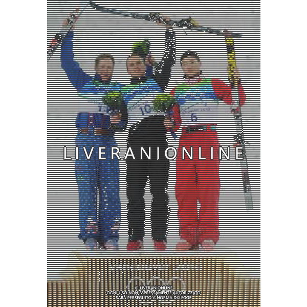 (100225) -- VANCOUVER, Feb. 25, 2010 () -- Alexei Grishin (C) of Belarus, Jeret Peterson (L) of the United States and China\'s Liu Zhongqing react on the podium during the flower ceremony for the men\'s aerials final of Freestyle Skiing at the 2010 Winter Olympic Games in Cypress Mountain, Canada, Feb. 25, 2010. Alexei Grishin won the title of the event with 248.41 points. (/Xu Jiajun) /Agenzia Aldo Liverani Sas - ITALY ONLY - CANADA: 21mi GIOCHI OLIMPICI INVERNALI OLIMPIADI DI VANCOUVER 2010