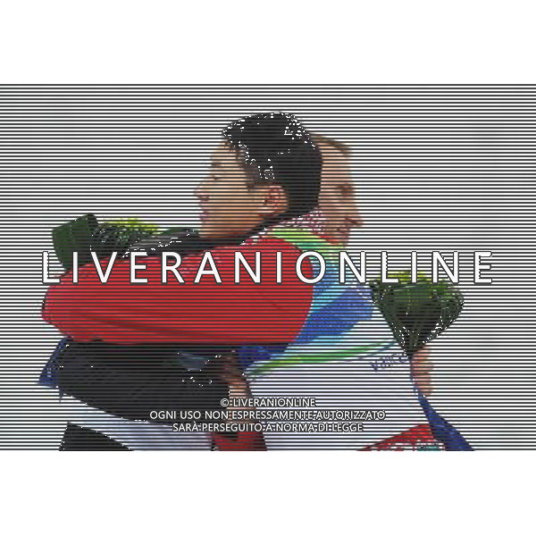 (100225) -- VANCOUVER, Feb. 25, 2010 () -- China\'s Liu Zhongqing (front) greets Alexei Grishin of Belarus during the flower ceremony for the men\'s aerials final of Freestyle Skiing at the 2010 Winter Olympic Games in Cypress Mountain, Canada, Feb. 25, 2010. Alexei Grishin claimed the title of the event with 248.41 points and Liu Zhongqing won a bronze. (/Xu Jiajun) /Agenzia Aldo Liverani Sas - ITALY ONLY - CANADA: 21mi GIOCHI OLIMPICI INVERNALI OLIMPIADI DI VANCOUVER 2010