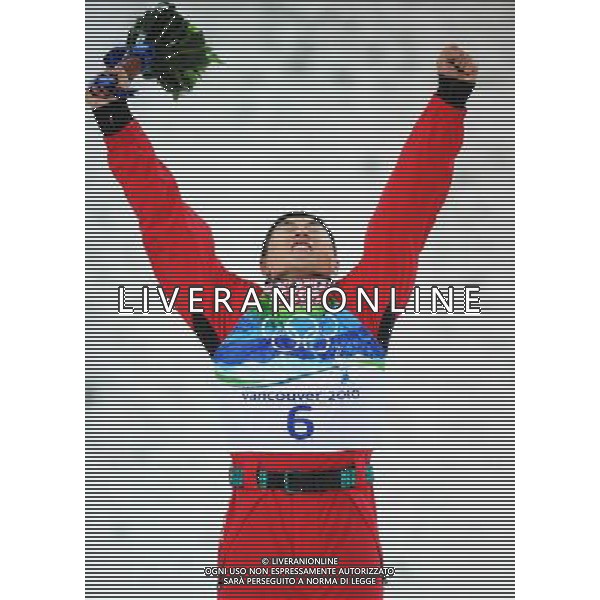 (100225) -- VANCOUVER, Feb. 25, 2010 () -- China\'s Liu Zhongqing celebrates on the podium during the flower ceremony for the men\'s aerials final of Freestyle Skiing at the 2010 Winter Olympic Games in Cypress Mountain, Canada, Feb. 25, 2010. Liu Zhongqing won a bronze medal of the event with 242.53 points. (/Xu Jiajun) /Agenzia Aldo Liverani Sas - ITALY ONLY - CANADA: 21mi GIOCHI OLIMPICI INVERNALI OLIMPIADI DI VANCOUVER 2010