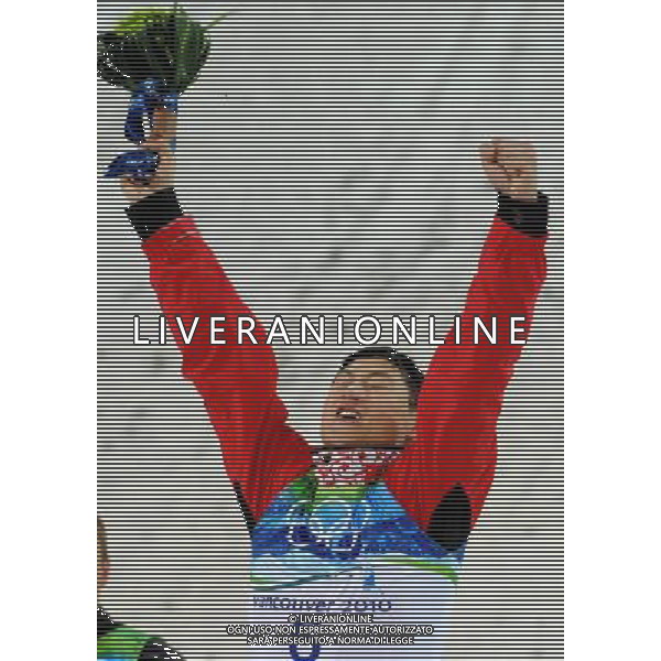 (100225) -- VANCOUVER, Feb. 25, 2010 () -- China\'s Liu Zhongqi celebrates on the podium during the flower ceremony for the men\'s aerials final of Freestyle Skiing at the 2010 Winter Olympic Games in Cypress Mountain, Canada, Feb. 25, 2010. Liu Zhongqi won a bronze medal of the event with 242.53 points. (/Shen Hong) /Agenzia Aldo Liverani Sas - ITALY ONLY - CANADA: 21mi GIOCHI OLIMPICI INVERNALI OLIMPIADI DI VANCOUVER 2010