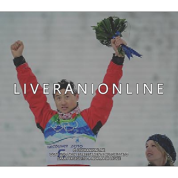 (100225) -- VANCOUVER, Feb. 25, 2010 () -- China\'s Liu Zhongqi celebrates on the podium during the flower ceremony for the men\'s aerials final of Freestyle Skiing at the 2010 Winter Olympic Games in Cypress Mountain, Canada, Feb. 25, 2010. Liu Zhongqi won a bronze medal of the event with 242.53 points. (/Xu Jiajun) /Agenzia Aldo Liverani Sas - ITALY ONLY - CANADA: 21mi GIOCHI OLIMPICI INVERNALI OLIMPIADI DI VANCOUVER 2010