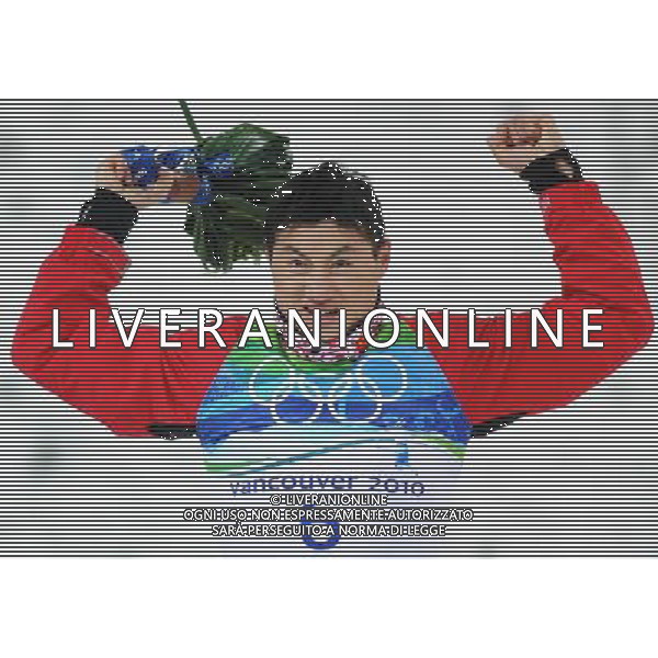 (100225) -- VANCOUVER, Feb. 25, 2010 () -- China\'s Liu Zhongqi celebrates on the podium during the flower ceremony for the men\'s aerials final of Freestyle Skiing at the 2010 Winter Olympic Games in Cypress Mountain, Canada, Feb. 25, 2010. Liu Zhongqi won a bronze medal of the event with 242.53 points. (/Xu Jiajun) /Agenzia Aldo Liverani Sas - ITALY ONLY - CANADA: 21mi GIOCHI OLIMPICI INVERNALI OLIMPIADI DI VANCOUVER 2010