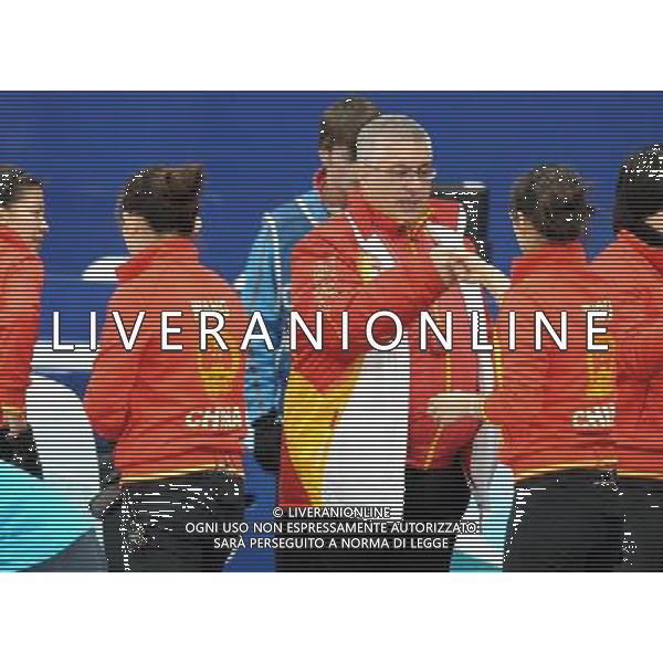 (100225) -- VANCOUVER, Feb. 25, 2010 () -- China\'s coach Daniel Rafael (C) cheers with Zhou Yan (2nd R) ahead of the women\'s curling semifinal against Sweden at the 2010 Winter Olympic Games in Vancouver, Canada, Feb. 25, 2010. China lost 4-9 and was disqualified for the final. (/Yang Lei) (hy) /Agenzia Aldo Liverani Sas - ITALY ONLY - CANADA: 21mi GIOCHI OLIMPICI INVERNALI OLIMPIADI DI VANCOUVER 2010