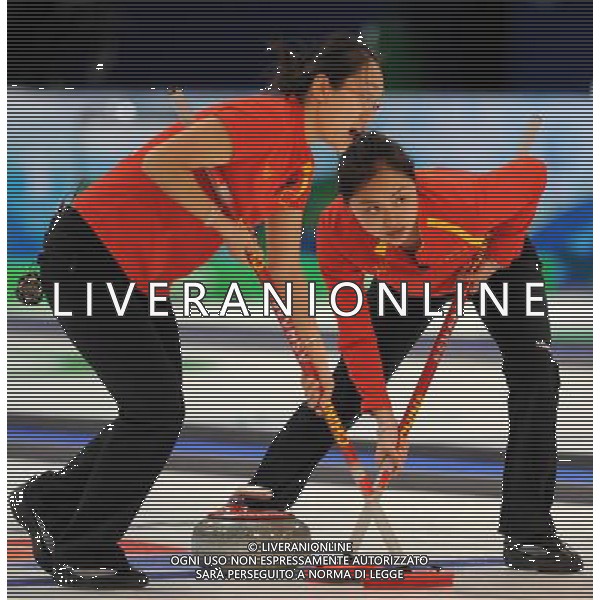 (100225) -- VANCOUVER, Feb. 25, 2010 () -- China\'s Zhou Yan (L) and Yue Qingshuang brush the ice during the women\'s curling semifinal against Sweden at the 2010 Winter Olympic Games in Vancouver, Canada, Feb. 25, 2010. China lost 4-9 and was disqualified for the final. (/Yang Lei) (hy) /Agenzia Aldo Liverani Sas - ITALY ONLY - CANADA: 21mi GIOCHI OLIMPICI INVERNALI OLIMPIADI DI VANCOUVER 2010