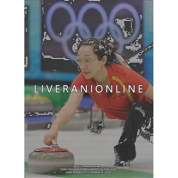 (100225) -- VANCOUVER, Feb. 25, 2010 () -- China\'s Zhou Yan throws the stone during the women\'s curling semifinal against Sweden at the 2010 Winter Olympic Games in Vancouver, Canada, Feb. 25, 2010. China lost 4-9 and was disqualified for the final. (/Yang Lei) (hy) /Agenzia Aldo Liverani Sas - ITALY ONLY - CANADA: 21mi GIOCHI OLIMPICI INVERNALI OLIMPIADI DI VANCOUVER 2010