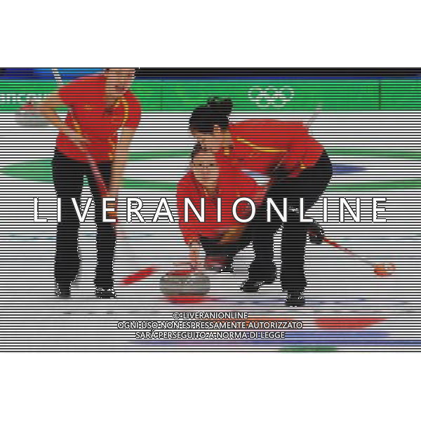 (100225) -- VANCOUVER, Feb. 25, 2010 () -- China\'s Wang Bingyu (C) throws the stone during the women\'s curling semifinal against Sweden at the 2010 Winter Olympic Games in Vancouver, Canada, Feb. 25, 2010. China lost 4-9 and was disqualified for the final. (/Xu Jiajun) (hy) /Agenzia Aldo Liverani Sas - ITALY ONLY - CANADA: 21mi GIOCHI OLIMPICI INVERNALI OLIMPIADI DI VANCOUVER 2010