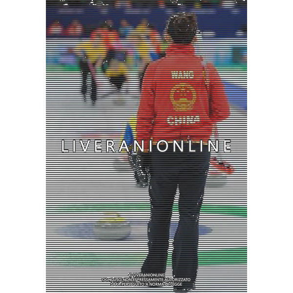 (100225) -- VANCOUVER, Feb. 25, 2010 () -- China\'s Wang Bingyu (R) looks on during the women\'s curling semifinal against Sweden at the 2010 Winter Olympic Games in Vancouver, Canada, Feb. 25, 2010. China lost 4-9 and was disqualified for the final. (/Qi Heng) (hy) /Agenzia Aldo Liverani Sas - ITALY ONLY - CANADA: 21mi GIOCHI OLIMPICI INVERNALI OLIMPIADI DI VANCOUVER 2010