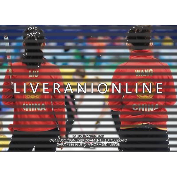 (100225) -- VANCOUVER, Feb. 25, 2010 () -- China\'s Wang Bingyu (R) and Liu Yin (L) look on while Swedish players brush the ice during the women\'s curling semifinal at the 2010 Winter Olympic Games in Vancouver, Canada, Feb. 25, 2010. China lost 4-9 and was disqualified for the final. (/Qi Heng) (hy) /Agenzia Aldo Liverani Sas - ITALY ONLY - CANADA: 21mi GIOCHI OLIMPICI INVERNALI OLIMPIADI DI VANCOUVER 2010