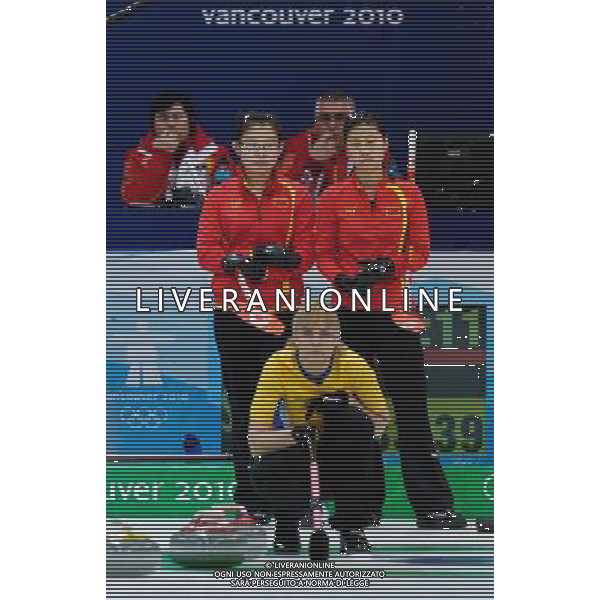 (100225) -- VANCOUVER, Feb. 25, 2010 () -- China\'s Wang Bingyu (2nd L) and Liu Yin (1st R) react during the women\'s curling semifinal against Sweden at the 2010 Winter Olympic Games in Vancouver, Canada, Feb. 25, 2010. China lost 4-9 and was disqualified for the final. (/Qi Heng) (hy) /Agenzia Aldo Liverani Sas - ITALY ONLY - CANADA: 21mi GIOCHI OLIMPICI INVERNALI OLIMPIADI DI VANCOUVER 2010