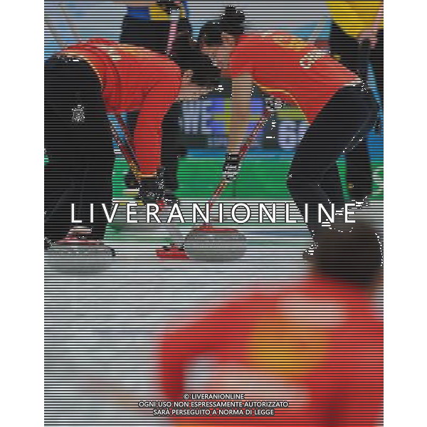 (100225) -- VANCOUVER, Feb. 25, 2010 () -- China\'s Zhou Yan (R) and her teammates brush the ice during the women\'s curling semifinal against Sweden at the 2010 Winter Olympic Games in Vancouver, Canada, Feb. 25, 2010. China lost 4-9 and was disqualified for the final. (/Qi Heng) (hy) /Agenzia Aldo Liverani Sas - ITALY ONLY - CANADA: 21mi GIOCHI OLIMPICI INVERNALI OLIMPIADI DI VANCOUVER 2010