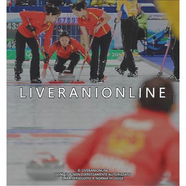 (100225) -- VANCOUVER, Feb. 25, 2010 () -- China\'s Liu Yin (C) looks the shot during the women\'s curling semifinal against Sweden at the 2010 Winter Olympic Games in Vancouver, Canada, Feb. 25, 2010. China lost 4-9 and was disqualified for the final. (/Qi Heng) (hy) /Agenzia Aldo Liverani Sas - ITALY ONLY - CANADA: 21mi GIOCHI OLIMPICI INVERNALI OLIMPIADI DI VANCOUVER 2010