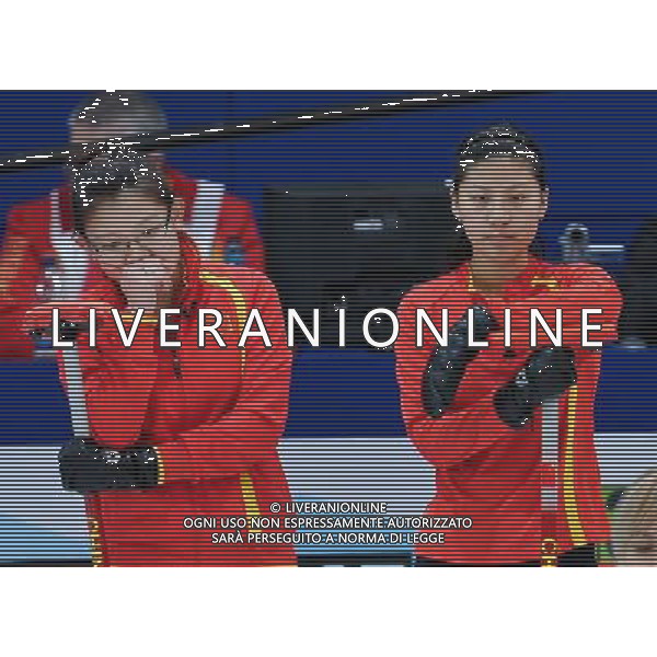 (100225) -- VANCOUVER, Feb. 25, 2010 () -- China\'s Wang Bingyu (L) and Liu Yin react during the women\'s curling semifinal against Sweden at the 2010 Winter Olympic Games in Vancouver, Canada, Feb. 25, 2010. China lost 4-9 and was disqualified for the final. (/Qi Heng) (hy) /Agenzia Aldo Liverani Sas - ITALY ONLY - CANADA: 21mi GIOCHI OLIMPICI INVERNALI OLIMPIADI DI VANCOUVER 2010