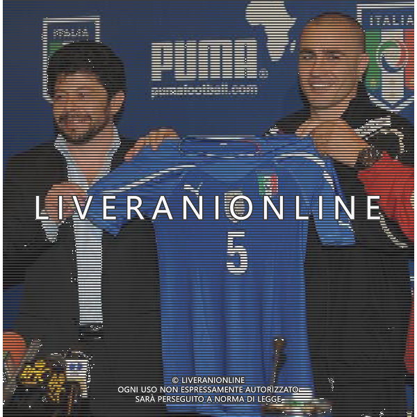 Raduno Nazionale Italiana a Coverciano Coverciano(FI) - 01.03.2010 Presentazione Nuove Maglie del Mondiale Sud Africa 2010 e Conferenza Stampa Nella Foto:CANNAVARO FABIO-MARCELLO LIPPIE E GIANCARLO ABETE PRESENTANO LA NUOVA MAGLIA /Ph.Vitez-Ag. Aldo Liverani