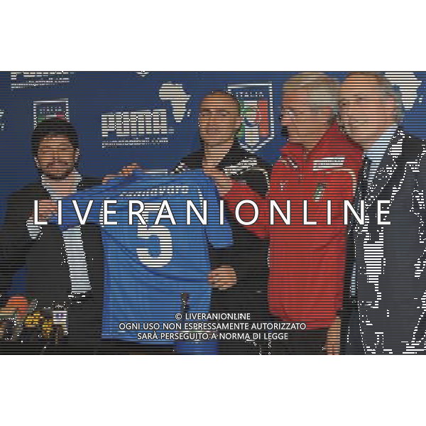 Raduno Nazionale Italiana a Coverciano Coverciano(FI) - 01.03.2010 Presentazione Nuove Maglie del Mondiale Sud Africa 2010 e Conferenza Stampa Nella Foto:CANNAVARO FABIO-MARCELLO LIPPIE E GIANCARLO ABETE PRESENTANO LA NUOVA MAGLIA /Ph.Vitez-Ag. Aldo Liverani