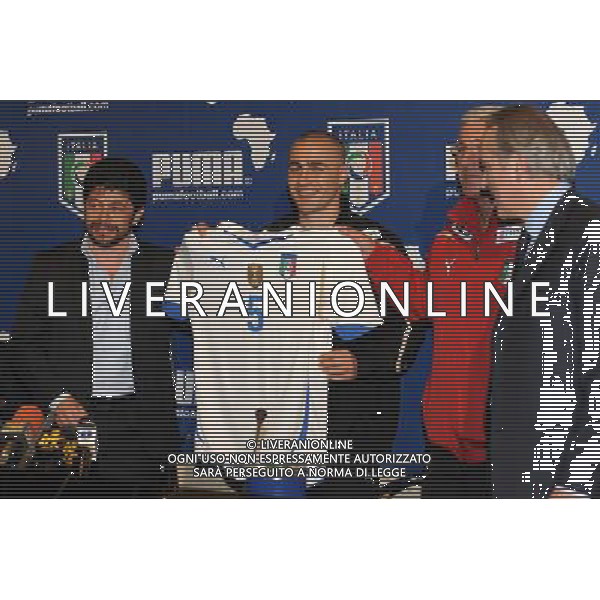 Raduno Nazionale Italiana a Coverciano Coverciano(FI) - 01.03.2010 Presentazione Nuove Maglie del Mondiale Sud Africa 2010 e Conferenza Stampa Nella Foto:CANNAVARO FABIO-MARCELLO LIPPIE E GIANCARLO ABETE PRESENTANO LA NUOVA MAGLIA /Ph.Vitez-Ag. Aldo Liverani