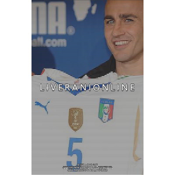 Raduno Nazionale Italiana a Coverciano Coverciano(FI) - 01.03.2010 Presentazione Nuove Maglie del Mondiale Sud Africa 2010 e Conferenza Stampa Nella Foto:CANNAVARO FABIO PRESENTA LA MAGLIA NUOVA /Ph.Vitez-Ag. Aldo Liverani