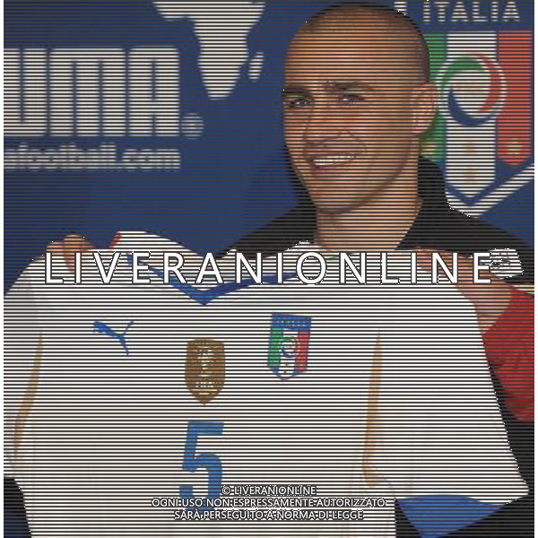 Raduno Nazionale Italiana a Coverciano Coverciano(FI) - 01.03.2010 Presentazione Nuove Maglie del Mondiale Sud Africa 2010 e Conferenza Stampa Nella Foto:CANNAVARO FABIO PRESENTA LA MAGLIA NUOVA /Ph.Vitez-Ag. Aldo Liverani