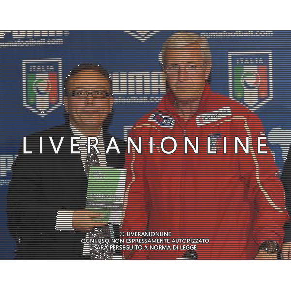 Raduno Nazionale Italiana a Coverciano Coverciano(FI) - 01.03.2010 Presentazione Nuove Maglie del Mondiale Sud Africa 2010 e Conferenza Stampa Nella Foto:VARRIALE ENRICO PRESENTA IL SUO LIBRO /Ph.Vitez-Ag. Aldo Liverani