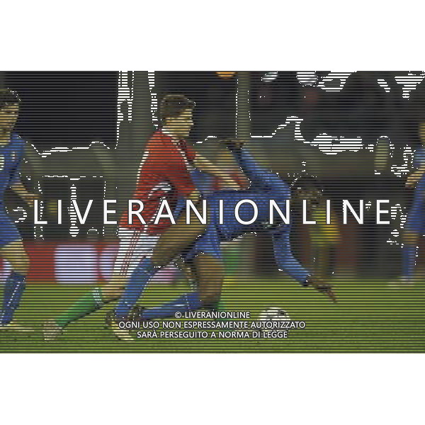 Rieti - 03/03/2010 - Stadio \'Centro d\'Italia\' - Qualificazioni Campionato Europeo Under 21 2011 - Italia vs Ungheria - nella foto: balotelli contrastato da Debreceni ph. Corradetti / ©Aldo Liverani Sas