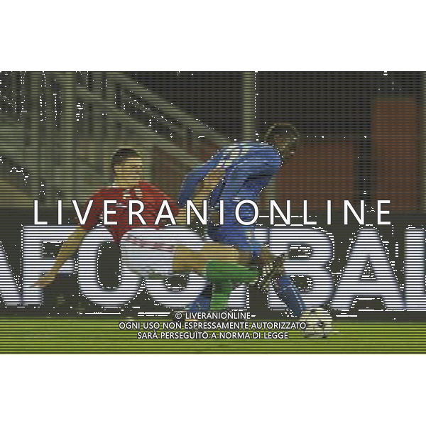 Rieti - 03/03/2010 - Stadio \'Centro d\'Italia\' - Qualificazioni Campionato Europeo Under 21 2011 - Italia vs Ungheria - nella foto: Mario BALOTELLI e GOSZTONYI ph. Corradetti / ©Aldo Liverani Sas