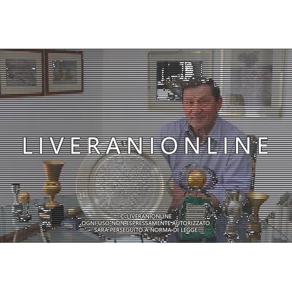 Viareggio, 24 Aprile 2009 Settantesimo compleanno di Tarcisio Burnich Nella foto: Tarcisio Burnich nella sua casa di Viareggio con alcuni suoi trofei Foto Ag. A.Liverani sas