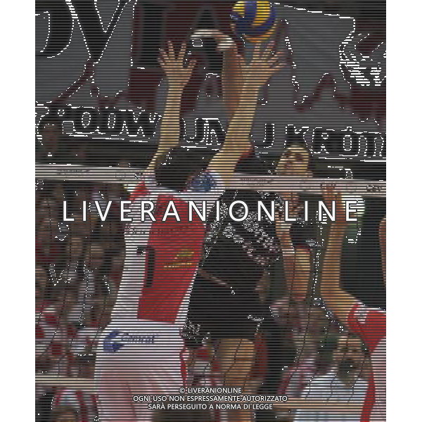 09.03.2010. Rzeszow ( Polonia) partita di Champions League 2009/2010 uomini di pallavolo ( volley): Asseco Resovia Rzeszow-Itas Diatec Trentino nella foto:ALEH AKHREM, OSMANY JUANTORENA © MARIUSZ KRUPA/ NEWSPIX.PL - Ag. Aldo Liverani sas ITALY ONLY 