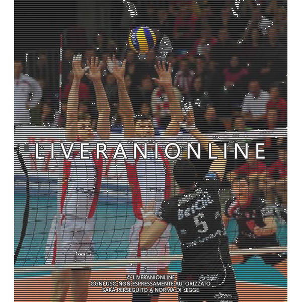 09.03.2010. Rzeszow ( Polonia) partita di Champions League 2009/2010 uomini di pallavolo ( volley): Asseco Resovia Rzeszow-Itas Diatec Trentino nella foto: Obrona Krzysztof Gierczynski - Grzegorz Kosok © Bartosz Frydrych/ ABF/NEWSPIX.PL - Ag. Aldo Liverani sas ITALY ONLY 
