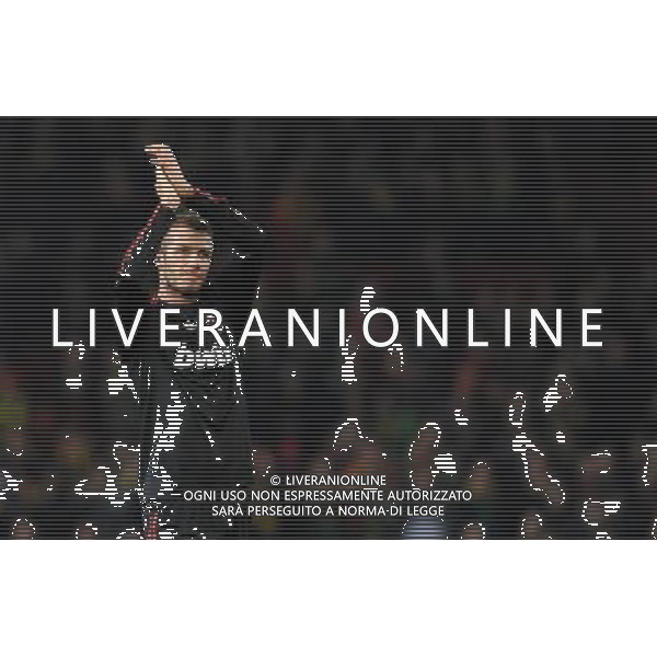 Champions League 2009/2010 Ottavi di Finale Ritorno Manchester - 10.03.2010 Manchester United-Milan Nella Foto:DAVID BECKHAM SALUTA COMMOSSO A FINE PARTITA /Ph.Vitez-Ag. Aldo Liverani