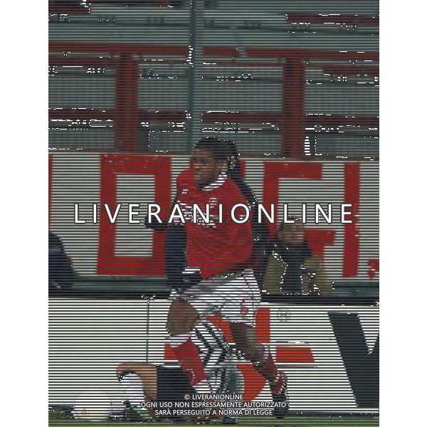 PERUGIA 15/01/2004 COPPA ITALIA TIM 2003-2004 QUARTI DI ANDATA PERUGIA - JUVENTUS NELLA FOTO:DO PRADO SALTA UN AVVERSARIO* FOTO 1905/ROBERTO SETTONCE/ALDO LIVERANI S.A.S.