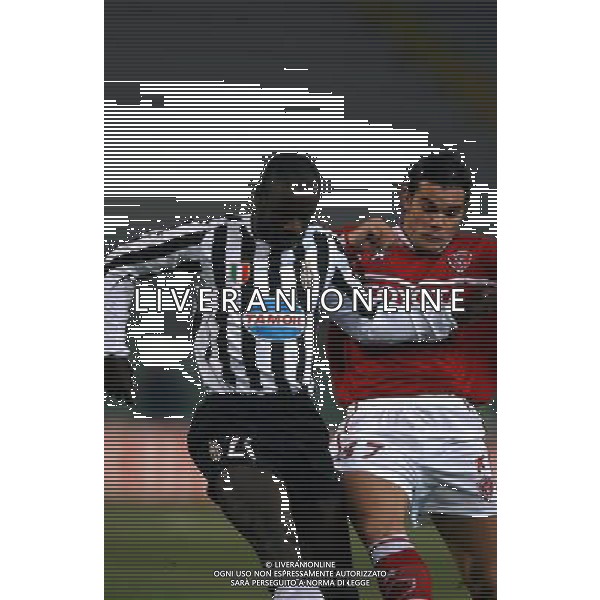PERUGIA 15/01/2004 COPPA ITALIA TIM 2003-2004 QUARTI DI ANDATA PERUGIA - JUVENTUS NELLA FOTO:THURAM E SCANDURRA SI CONTENDONO UN PALLONE* FOTO 1905/ROBERTO SETTONCE/ALDO LIVERANI S.A.S.