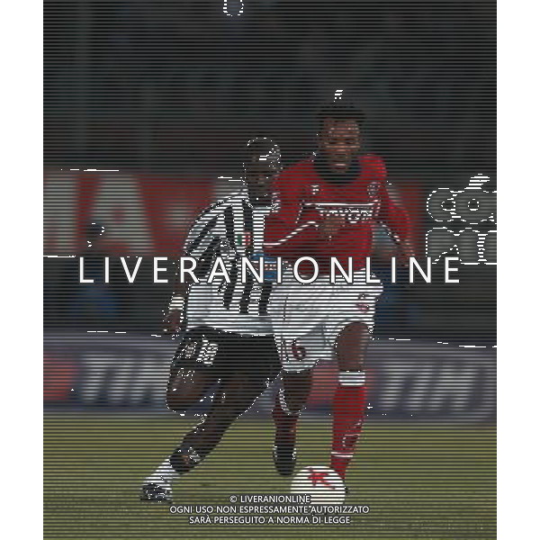 PERUGIA 15/01/2004 COPPA ITALIA TIM 2003-2004 QUARTI DI ANDATA PERUGIA - JUVENTUS NELLA FOTO:MANFREDINI INSEGUITO DA APPIAH* FOTO 1905/ROBERTO SETTONCE/ALDO LIVERANI S.A.S.