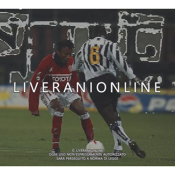 PERUGIA 15/01/2004 COPPA ITALIA TIM 2003-2004 QUARTI DI ANDATA PERUGIA - JUVENTUS NELLA FOTO:MANFREDINI SI OPPONE A THURAM* FOTO 1905/ROBERTO SETTONCE/ALDO LIVERANI S.A.S.