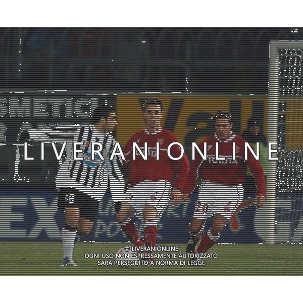 PERUGIA 15/01/2004 COPPA ITALIA TIM 2003-2004 QUARTI DI ANDATA PERUGIA - JUVENTUS NELLA FOTO:FABRIZIO MICCOLI ALLE PRESE CON IL GRECO NASTOS* FOTO 1905/ROBERTO SETTONCE/ALDO LIVERANI S.A.S.