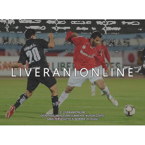 (100312) -- QUITO, March 12, 2010 () -- Sandro Guimaraes (R) of Brazil\'s Internacional of Porto Algre vies with Luis Checa of Ecuador\'s Deportivo Quito during the match of the Copa Libertadores Cup in Quito, capital of Ecuador, March 11, 2010. Quito drew 1-1 with Internacional.(/Santiago Armas)(dx) /Agenzia Aldo Liverani Sas - ITALY ONLY - Deportivo Quito - Internazionale di Porto Alegre Coppa Libertadores