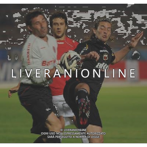 (100312) -- QUITO, March 12, 2010 () -- Roberto Abbondanzieri (L) of Brazil\'s Internacional of Porto Algre saves the ball against Marcos Pirchio of Ecuador\'s Deportivo Quito during the match of the Copa Libertadores Cup in Quito, capital of Ecuador, March 11, 2010. Quito drew 1-1 with Internacional.(/Santiago Armas)(dx) /Agenzia Aldo Liverani Sas - ITALY ONLY - Deportivo Quito - Internazionale di Porto Alegre Coppa Libertadores