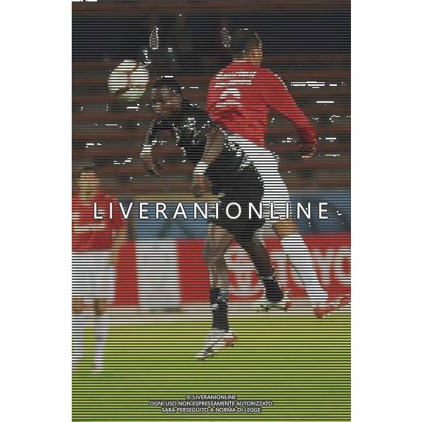 (100312) -- QUITO, March 12, 2010 () -- Alesandro Barbosa (R) of Brazil\'s Internacional of Porto Algre vies with Isac Mina of Ecuador\'s Deportivo Quito during the match of the Copa Libertadores Cup in Quito, capital of Ecuador, March 11, 2010. Quito drew 1-1 with Internacional. (/Santiago Armas)(dx) /Agenzia Aldo Liverani Sas - ITALY ONLY - Deportivo Quito - Internazionale di Porto Alegre Coppa Libertadores