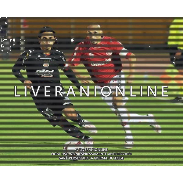 (100312) -- QUITO, March 12, 2010 () -- Pablo Horacio Guinazu (R) of Brazil\'s Internacional of Porto Algre vies with Luis Fernando Saritama of Ecuador\'s Deportivo Quito during the match of the Copa Libertadores Cup in Quito, capital of Ecuador, March 11, 2010. Quito drew 1-1 with Internacional.(/Santiago Armas)(dx) /Agenzia Aldo Liverani Sas - ITALY ONLY - Deportivo Quito - Internazionale di Porto Alegre Coppa Libertadores