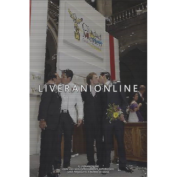 (100312) -- MEXICO CITY, March 12, 2010 () -- Same-sex couples kiss each other after signing their marriage licenses at the town hall in Mexico City, capital of Mexico, March 11, 2010. Four same-sex couples tied the knot here on Thursday under the first law in Latin America to broadly legalize same-sex marriage. (/Bao Feifei) (wjd) /Agenzia Aldo Liverani Sas - ITALY ONLY - Coppie omosessuali firmano per la licenza di matrimonio nel Municipio di Citta\' del Messico, prima legge in America Latina che ha legalizzato l\' unione tra persone dello stesso sesso