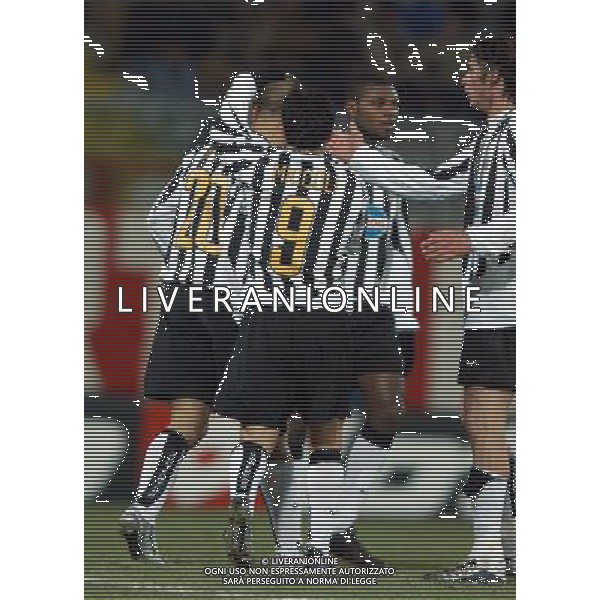 PERUGIA 15/01/2004 COPPA ITALIA TIM 2003-2004 QUARTI DI ANDATA PERUGIA - JUVENTUS NELLA FOTO:DI VAIO FESTEGGIATO DOPO IL GOAL DEL 2 A 1* FOTO 1905/ROBERTO SETTONCE/ALDO LIVERANI S.A.S.