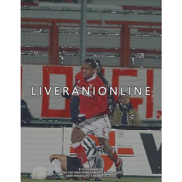PERUGIA 15/01/2004 COPPA ITALIA TIM 2003-2004 QUARTI DI ANDATA PERUGIA - JUVENTUS NELLA FOTO:DO PRADO SALTA UN AVVERSARIO* FOTO 1905/ROBERTO SETTONCE/ALDO LIVERANI S.A.S.