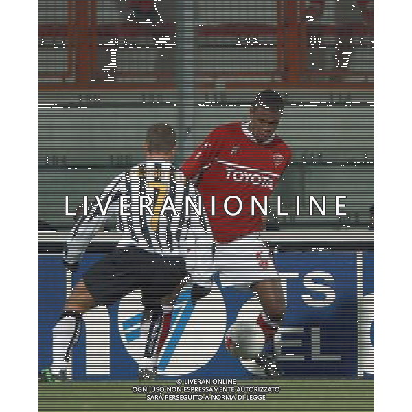 PERUGIA 15/01/2004 COPPA ITALIA TIM 2003-2004 QUARTI DI ANDATA PERUGIA - JUVENTUS NELLA FOTO:DO PRADO ALLE PRESE CON PESSOTTO* FOTO 1905/ROBERTO SETTONCE/ALDO LIVERANI S.A.S.