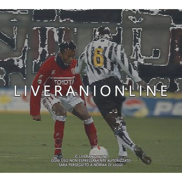 PERUGIA 15/01/2004 COPPA ITALIA TIM 2003-2004 QUARTI DI ANDATA PERUGIA - JUVENTUS NELLA FOTO:MANFREDINI SI OPPONE A THURAM* FOTO 1905/ROBERTO SETTONCE/ALDO LIVERANI S.A.S.