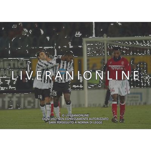 PERUGIA 15/01/2004 COPPA ITALIA TIM 2003-2004 QUARTI DI ANDATA PERUGIA - JUVENTUS NELLA FOTO:MICCOLI SI COMPLIMENTA CON ZALAJETA DOPO IL GOAL* FOTO 1905/ROBERTO SETTONCE/ALDO LIVERANI S.A.S.