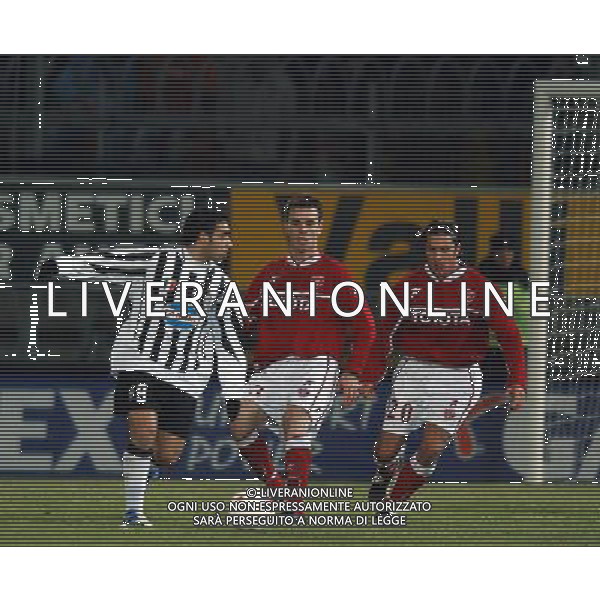 PERUGIA 15/01/2004 COPPA ITALIA TIM 2003-2004 QUARTI DI ANDATA PERUGIA - JUVENTUS NELLA FOTO:FABRIZIO MICCOLI ALLE PRESE CON IL GRECO NASTOS* FOTO 1905/ROBERTO SETTONCE/ALDO LIVERANI S.A.S.