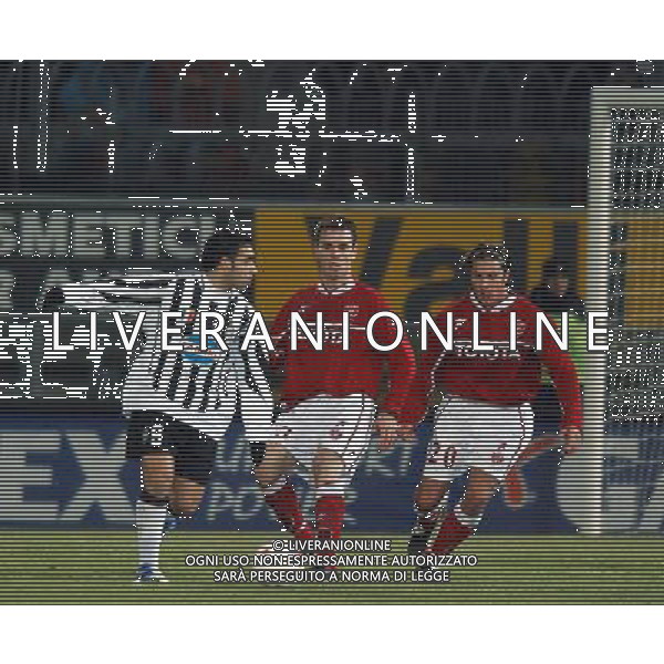 PERUGIA 15/01/2004 COPPA ITALIA TIM 2003-2004 QUARTI DI ANDATA PERUGIA - JUVENTUS NELLA FOTO:FABRIZIO MICCOLI ALLE PRESE CON IL GRECO NASTOS* FOTO 1905/ROBERTO SETTONCE/ALDO LIVERANI S.A.S.