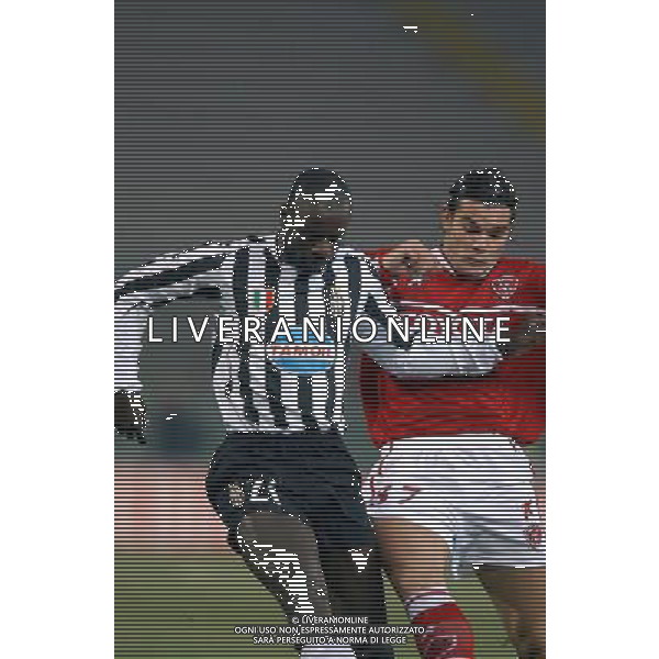 PERUGIA 15/01/2004 COPPA ITALIA TIM 2003-2004 QUARTI DI ANDATA PERUGIA - JUVENTUS NELLA FOTO:THURAM E SCANDURRA SI CONTENDONO UN PALLONE* FOTO 1905/ROBERTO SETTONCE/ALDO LIVERANI S.A.S.