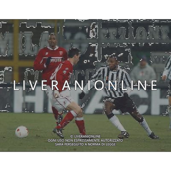 PERUGIA 15/01/2004 COPPA ITALIA TIM 2003-2004 QUARTI DI ANDATA PERUGIA - JUVENTUS NELLA FOTO:ZALAJETA IN DRIBBLING SU NASTOS* FOTO 1905/ROBERTO SETTONCE/ALDO LIVERANI S.A.S.