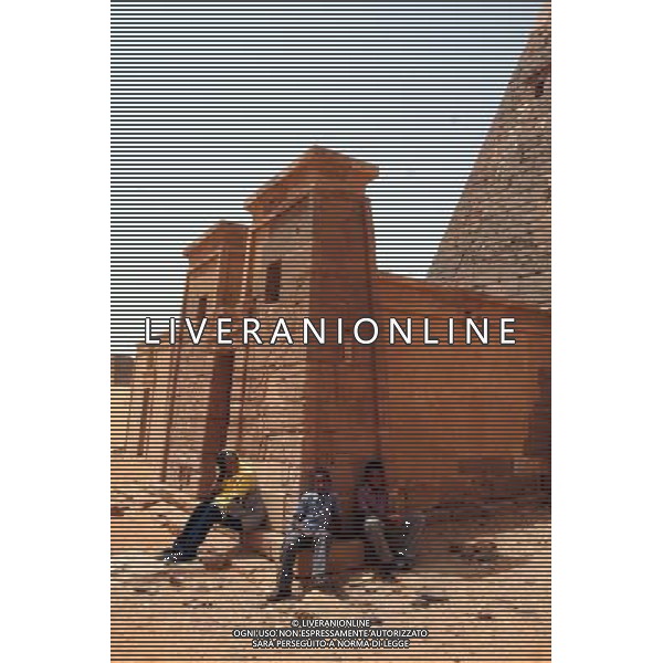 (100314) -- KHARTOUM, March 14, 2010 -- Sudanese tourists rest while visiting Pyramids in Meroe, 250km north of Khartoum, capital of Sudan, on March 13, 2010. The Pyramids in Meroe, built more than 2,000 years ago, serves as one of the places of interests in Sudan. Mohammed Babiker) (lr) /Agenzia Aldo Liverani Sas - ITALY ONLY - Le Piramidi di Meroe