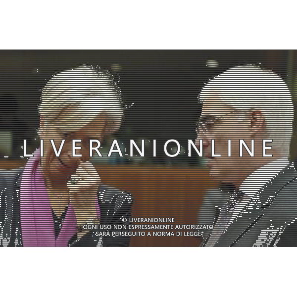British Chancellor of the Exchequer Alistair Darling (R) exchanges words with French Minister for Economy Christine Lagarde at the start an European finance ministers meeting at the European council headquarters in Brussels, Belgium on 2010-03-16 © by Wiktor Dabkowski /Agenzia Aldo Liverani Sas - ITALY ONLY - BRUXELLES: CONSIGLIO DEI MINISTRI EUROPEI